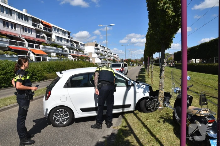 Auto raakt van de weg en knalt vol op boom