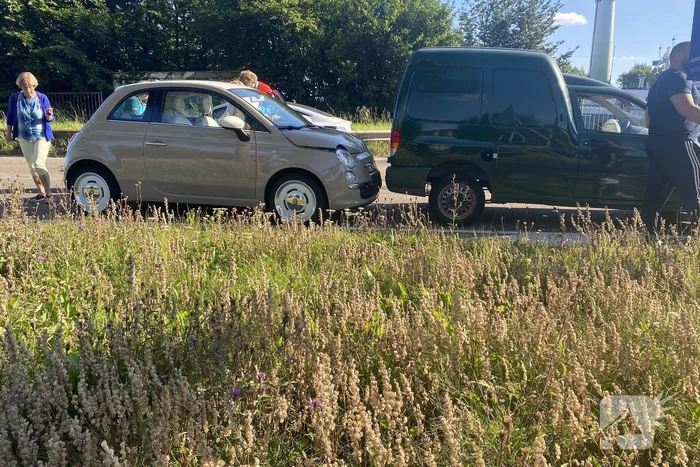 Kerende auto veroorzaakt kettingbotsing