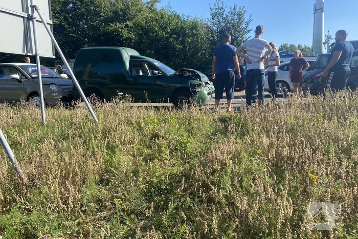 Kerende auto veroorzaakt kettingbotsing