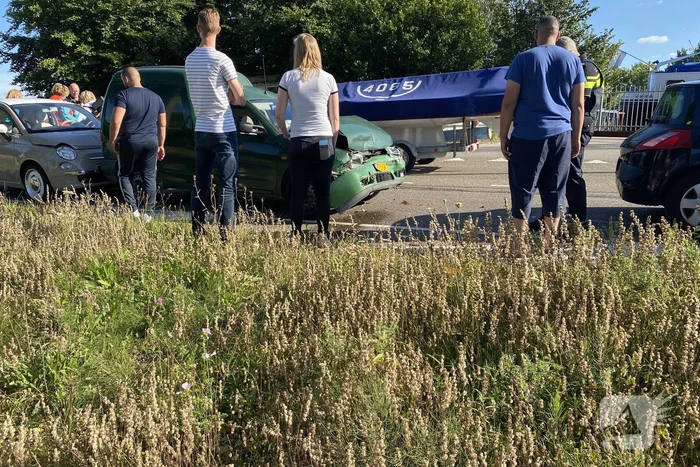 Kerende auto veroorzaakt kettingbotsing