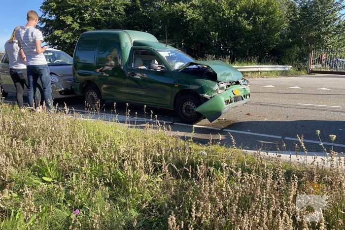 Kerende auto veroorzaakt kettingbotsing