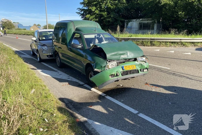 Kerende auto veroorzaakt kettingbotsing