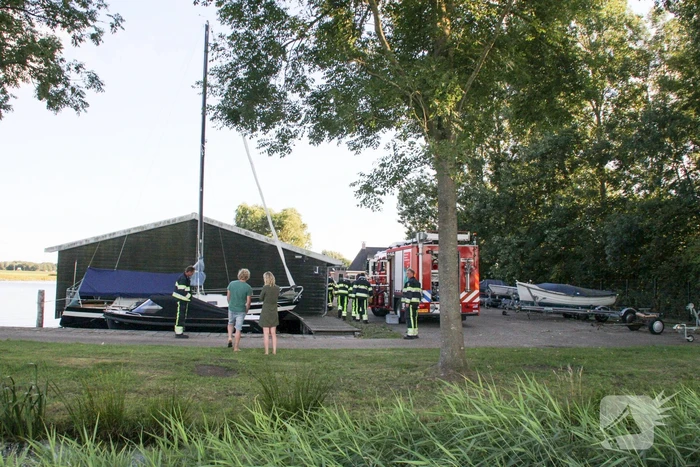 Ree bevrijdt onder boothuis