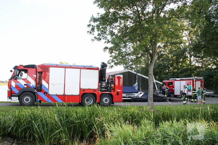 Ree bevrijdt onder boothuis