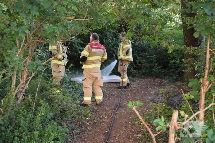 Huisraad en afval in brand gestoken