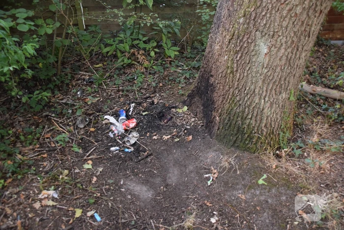 Huisraad en afval in brand gestoken