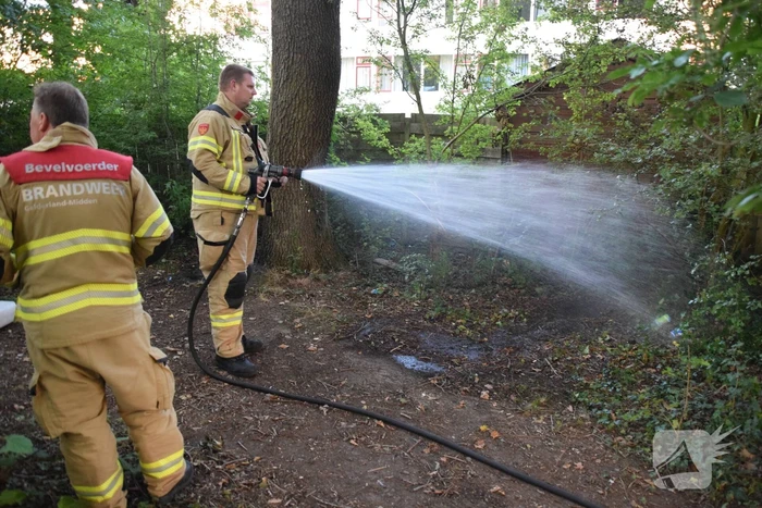 Huisraad en afval in brand gestoken
