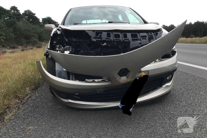 Auto flink beschadigd na aanrijding met een ree