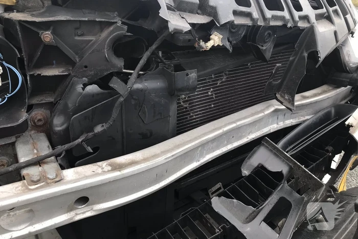 Auto flink beschadigd na aanrijding met een ree