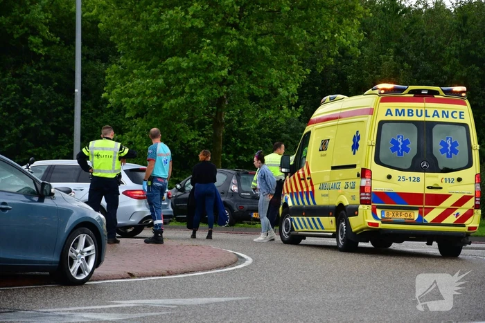 Brommerrijder gewond bij verkeersongeval op rotonde