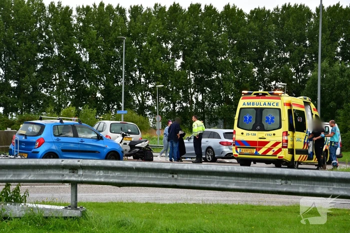 Brommerrijder gewond bij verkeersongeval op rotonde