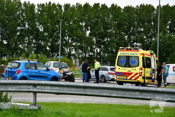Brommerrijder gewond bij verkeersongeval op rotonde