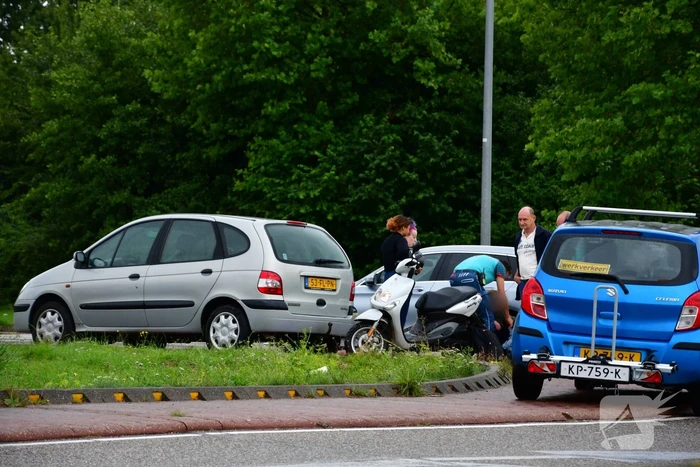 Brommerrijder gewond bij verkeersongeval op rotonde