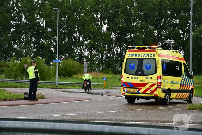 Brommerrijder gewond bij verkeersongeval op rotonde