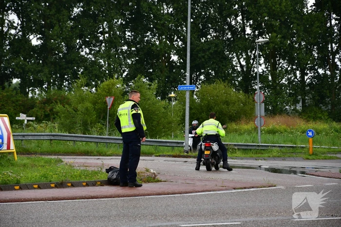 Brommerrijder gewond bij verkeersongeval op rotonde