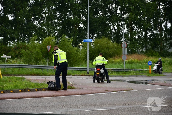 Brommerrijder gewond bij verkeersongeval op rotonde
