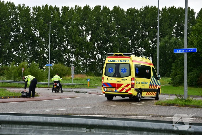Brommerrijder gewond bij verkeersongeval op rotonde