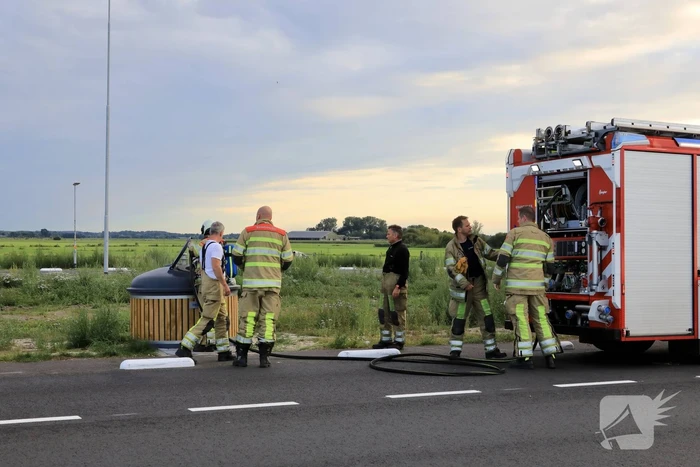 Brand in container met restafval bij Shell-tankstation