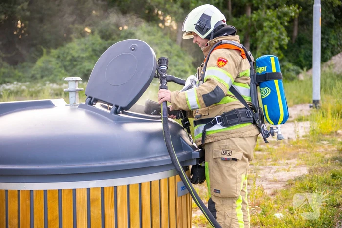 Brand in container met restafval bij Shell-tankstation