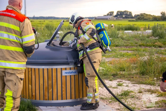 Brand in container met restafval bij Shell-tankstation