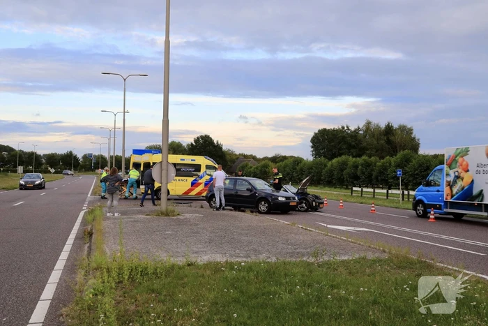 Twee auto's botsen na keeractie