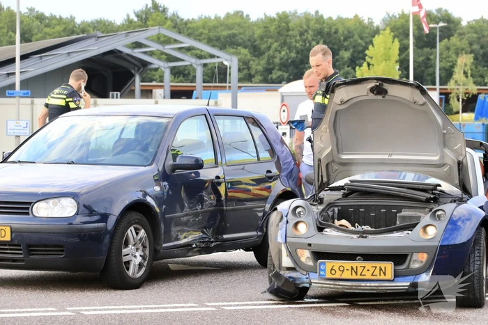 Twee auto's botsen na keeractie