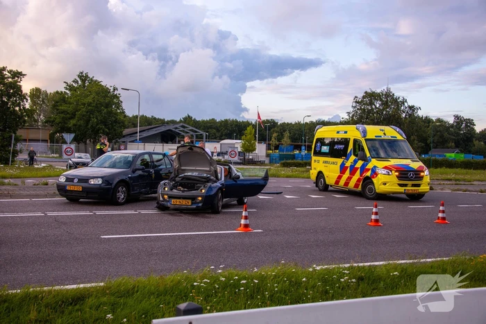 Twee auto's botsen na keeractie