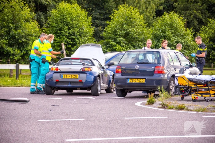 Twee auto's botsen na keeractie