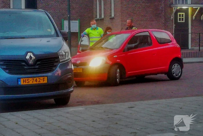 Bebloede man in auto aangetroffen