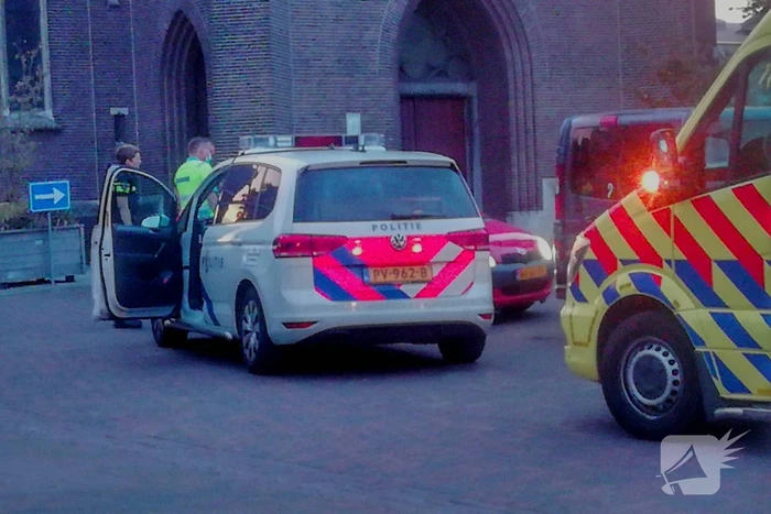Bebloede man in auto aangetroffen