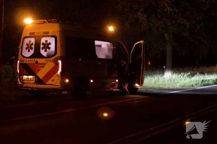 Auto raakt van de weg belandt in Aarkanaal