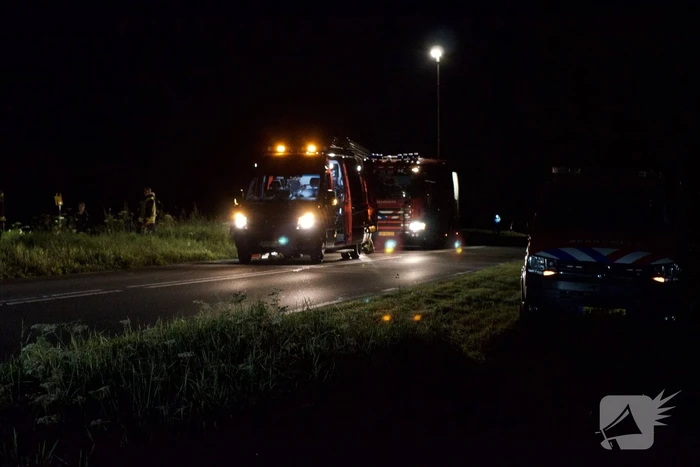 Auto raakt van de weg belandt in Aarkanaal