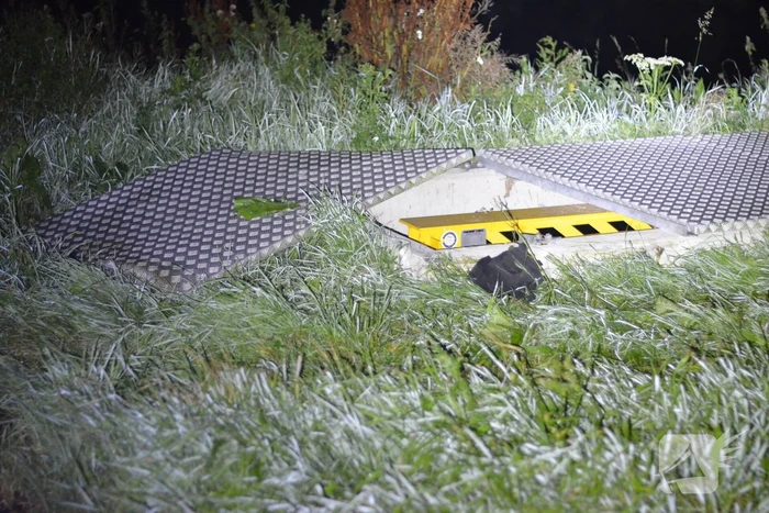 Auto raakt van de weg belandt in Aarkanaal