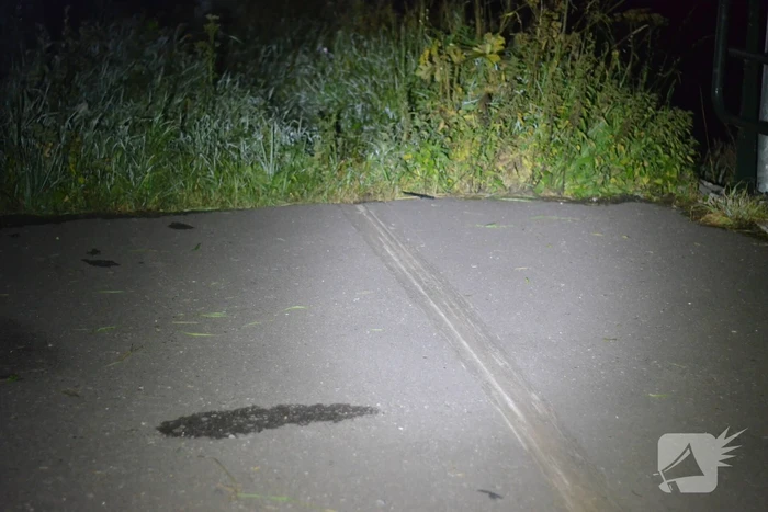 Auto raakt van de weg belandt in Aarkanaal