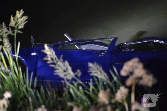 Auto raakt van de weg belandt in Aarkanaal