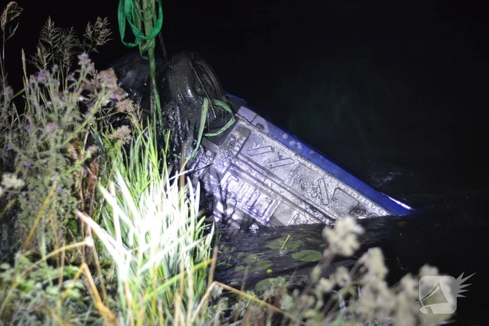 Auto raakt van de weg belandt in Aarkanaal