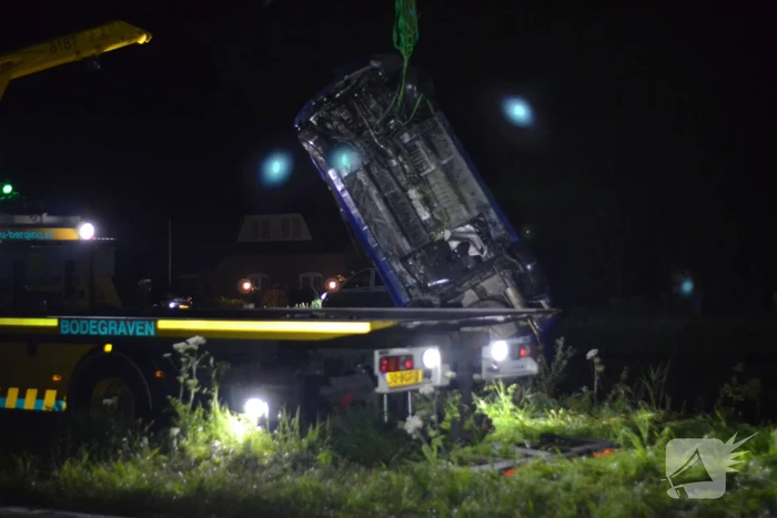 Auto raakt van de weg belandt in Aarkanaal