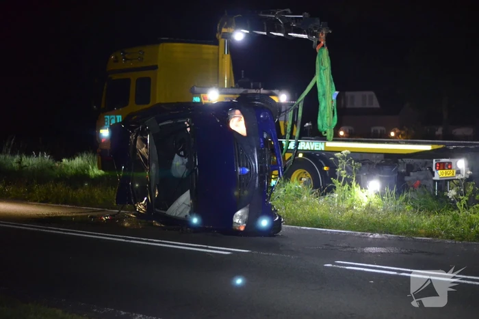 Auto raakt van de weg belandt in Aarkanaal