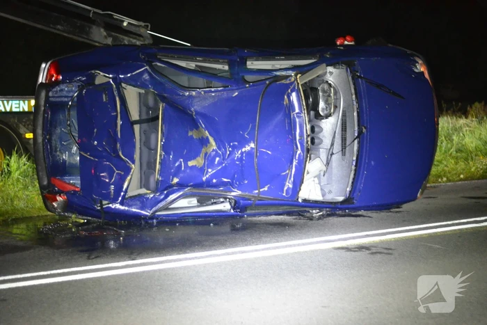 Auto raakt van de weg belandt in Aarkanaal