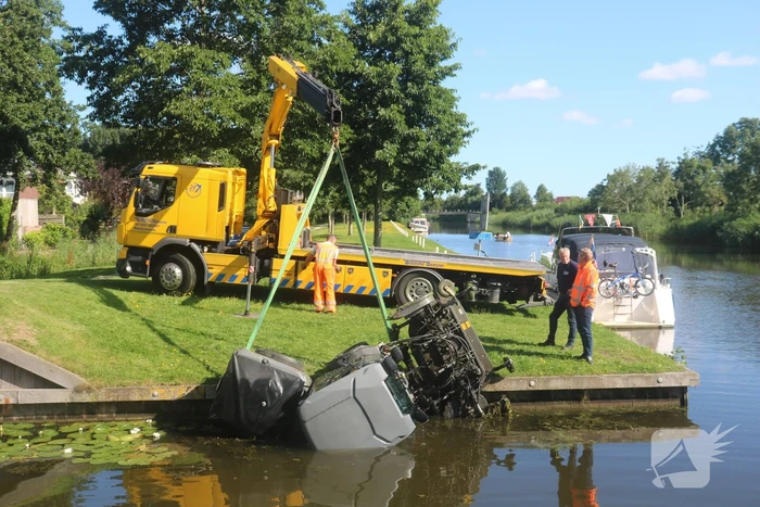 Man rijdt met grasmaaier de sloot in