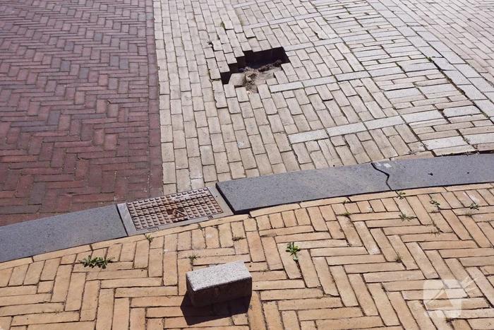 Weggehaalde stenen zorgen voor gevaarlijke situatie