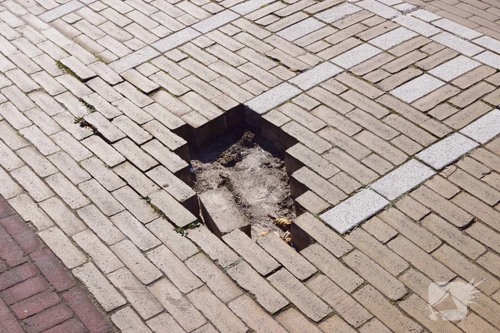 Weggehaalde stenen zorgen voor gevaarlijke situatie