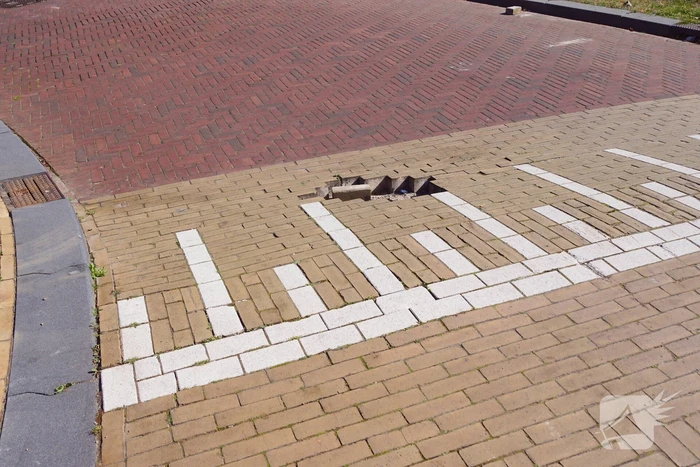 Weggehaalde stenen zorgen voor gevaarlijke situatie