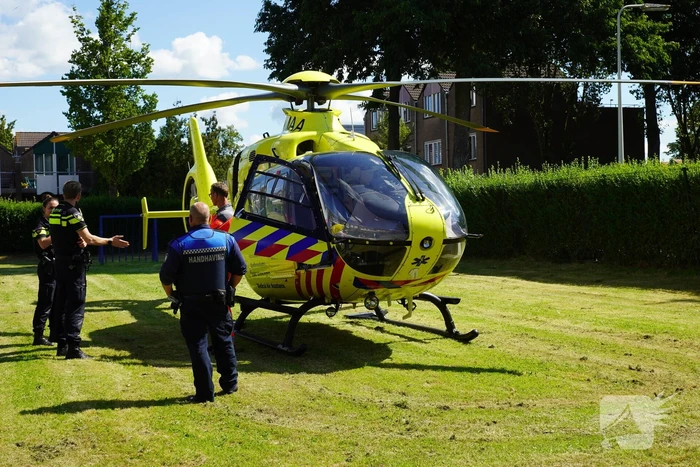 Traumahelikopter landt voor incident bij woning