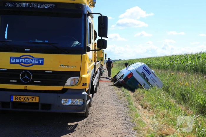 Bestelbus belandt in droge sloot