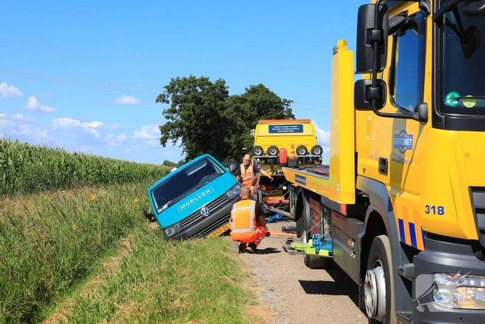 Bestelbus belandt in droge sloot
