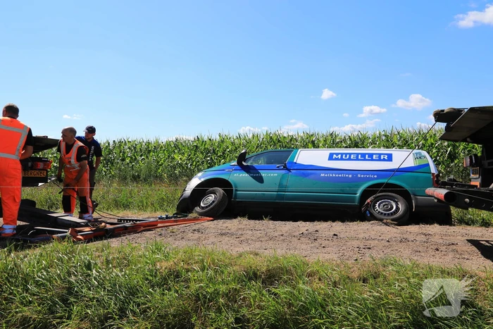 Bestelbus belandt in droge sloot