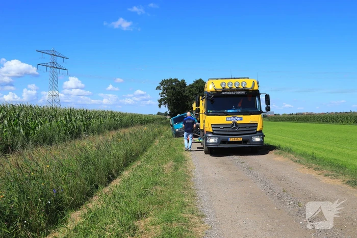 Bestelbus belandt in droge sloot