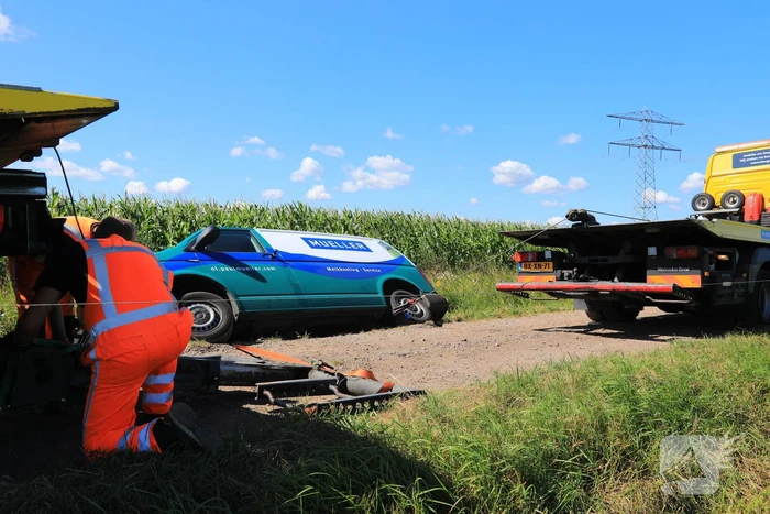 Bestelbus belandt in droge sloot