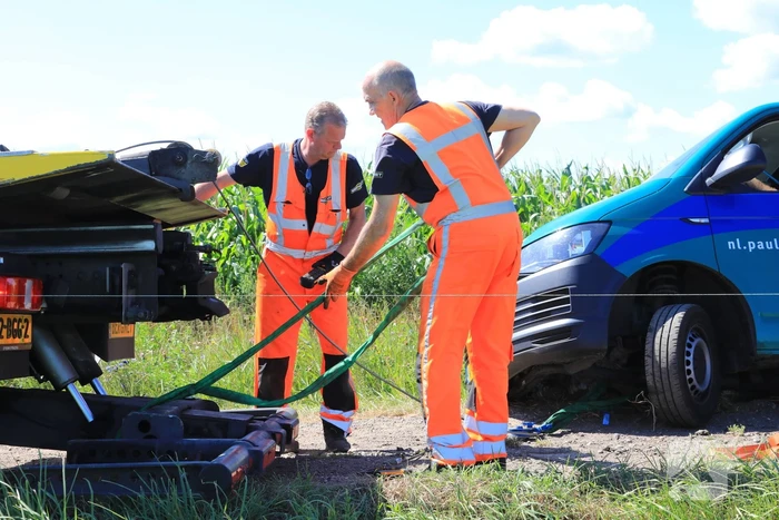 Bestelbus belandt in droge sloot